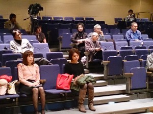 講演会（１１・１６）でのひとコマ。前方お二人の女性は、それぞれRCCとNHKの気象キャスターさん