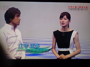 江守博士(左）と、井田寛子気象キャスター