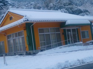 おとといからの雪ですっかり雪化粧した伏谷投票所。今日は1330から投票終了までの6時間半、ここで「立会人」