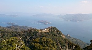 弥山山頂展望台から瀬戸内海を眺める。中央の小島は大なさみ島、右の半島が江田島のがんね 