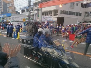 一位’たぶん)選手のたすき渡し。撮影バイクのブレブレが、ちょっと気に入ってます（笑）