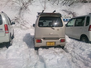 雪の深い駐車場に入れた…まではよかったのだが・・・