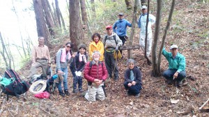  広島山陵会の皆さんと一緒に、恐羅漢から程近い「ヨビヤ峠」越えのトレッキング道の整備作業に参加。途中で抜ける僕を囲んで記念写真を撮って下さる心優しい山男、山ガール（「元ガール」を含む）の皆様（撮影：広島山陵会会長　廣田さん）