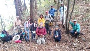  広島山陵会の皆さんと一緒に、恐羅漢から程近い「ヨビヤ峠」越えのトレッキング道の整備作業に参加。途中で抜ける僕を囲んで記念写真を撮って下さる心優しい山男、山ガール（「元ガール」を含む）の皆様（撮影：広島山陵会会長　廣田さん）