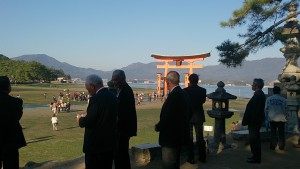 われら田舎者、なんと1時間も早く着いてしまい、のんびりと見物しながらゆるゆると神社へ。後姿が、わが大森総代仲間の内の数名です 