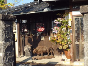 山口県庁や市役所がある、山口市内のほぼ中心地に位置する「ギャラリー楓花（「かえで）」の入り口付近。さすがにオーナーが画家だけありまして・・・。