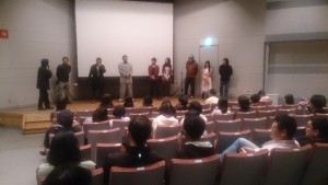 上映後、恒例の「そのときに会場に来ている出演者」たちによる舞台挨拶。左端が吉松監督