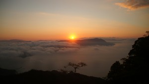 平成２８年（２０１６年）の初日の出は、瀬戸内の島々にかかる雲海から