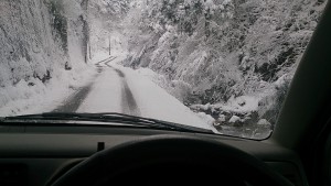 Ｒ１９１を離れ、内黒峠への登りに差し掛かると、とたんに雪道に。